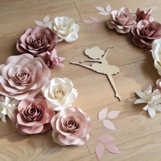 Papírové květiny na stěnu pro jednu malou tanečnici 💃 #paperflower #paperflowerart #kvetyzpapiru #papirovedekorace...